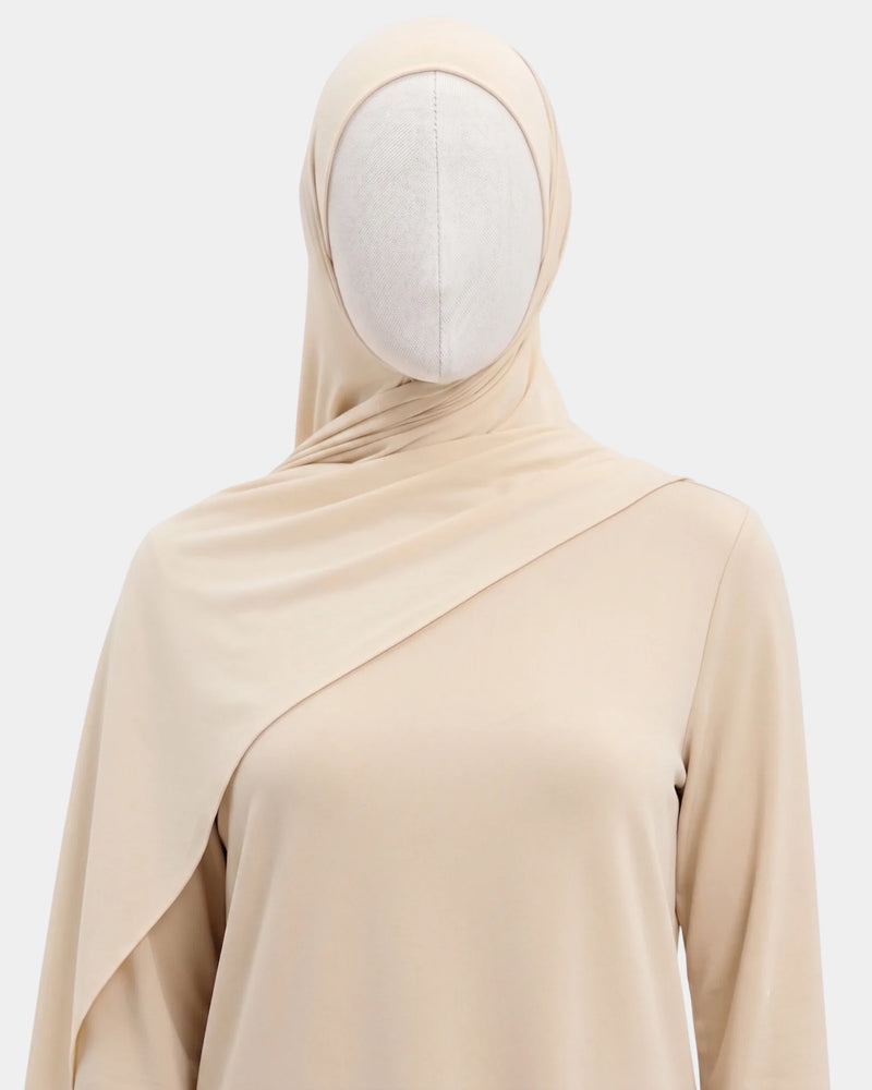 Hijab modal breathable beige porté de face, encadrant le visage, tissu doux et respirant