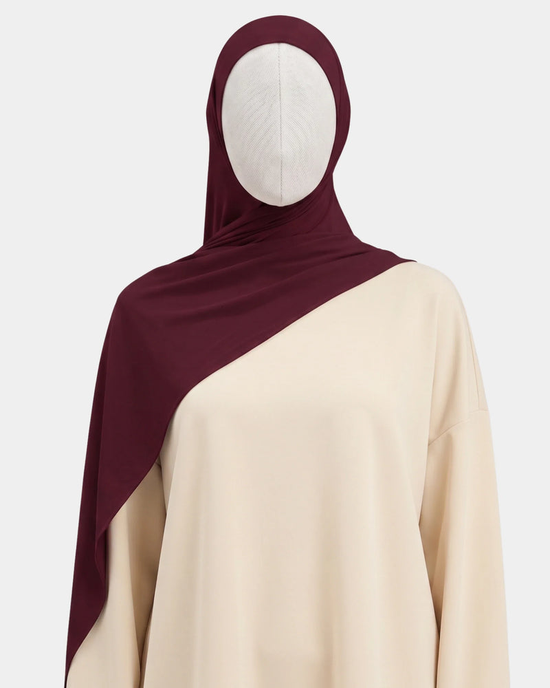 Hijab modal breathable bordeaux porté de face, encadrant le visage, tissu doux et respirant