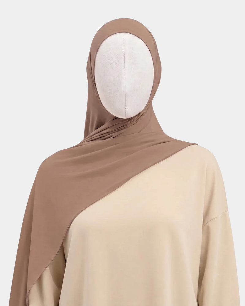 Hijab modal breathable camel porté de face, encadrant le visage, tissu doux et respirant