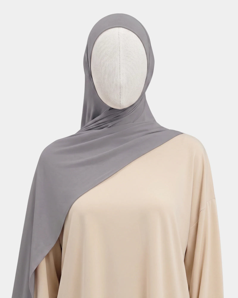Hijab modal breathable gris porté de face, encadrant le visage, tissu doux et respirant