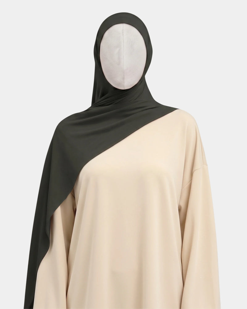 Hijab modal breathable kaki porté de face, encadrant le visage, tissu doux et respirant