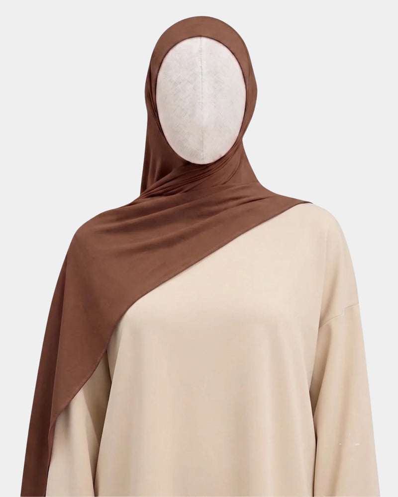 Hijab modal breathable marron café porté de face, encadrant le visage, tissu doux et respirant
