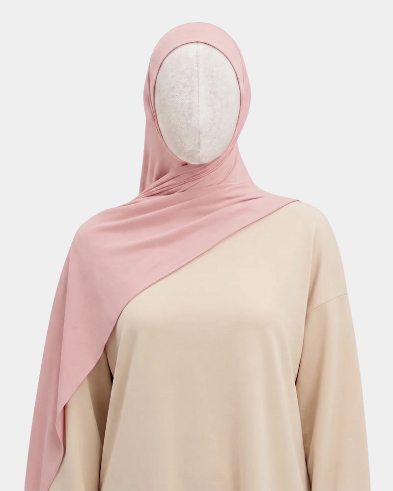 Hijab modal breathable rose poudré porté de face, encadrant le visage, tissu doux et respirant
