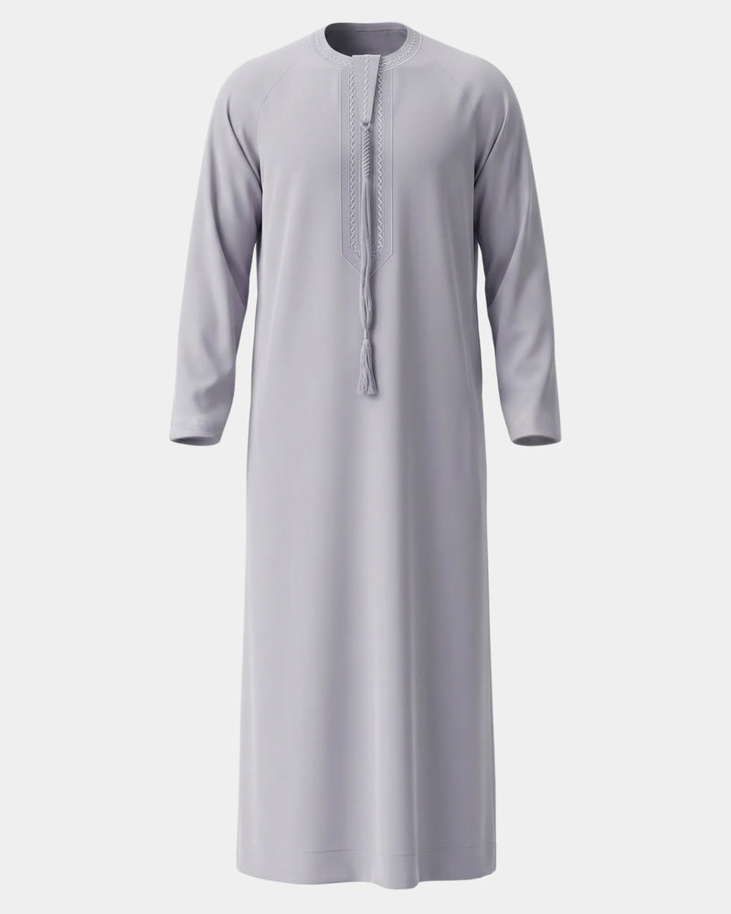 Qamis émirati gris Al Rezam vue de face, col rond brodé et tarbousha
