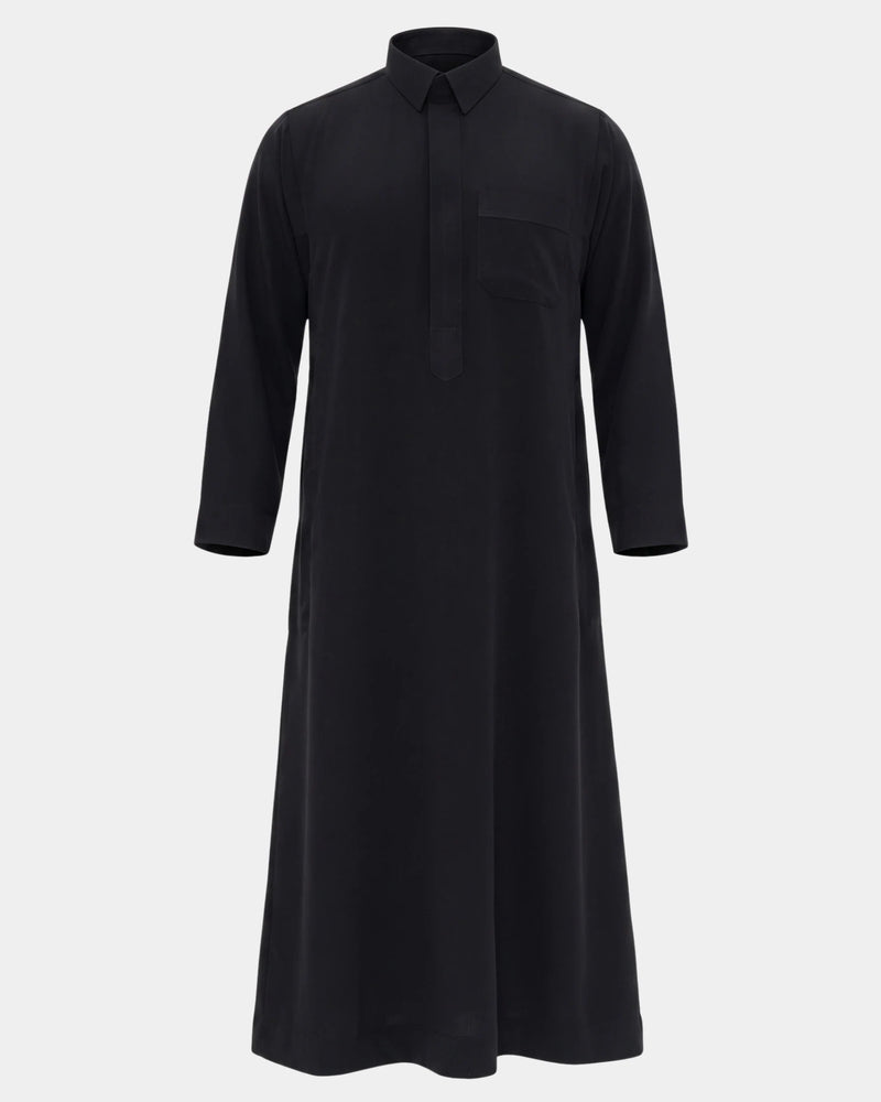 Qamis qatari noir Al Rezam vue de face, col chemise et poche poitrine