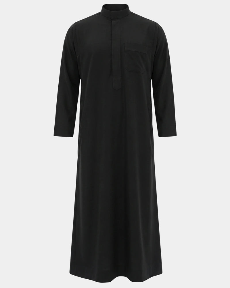 Qamis saoudien noir Al Rezam vue de face, coupe droite avec col mao et poche poitrine