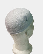 Chechia en coton blanc, portée, tissage ajouré losange