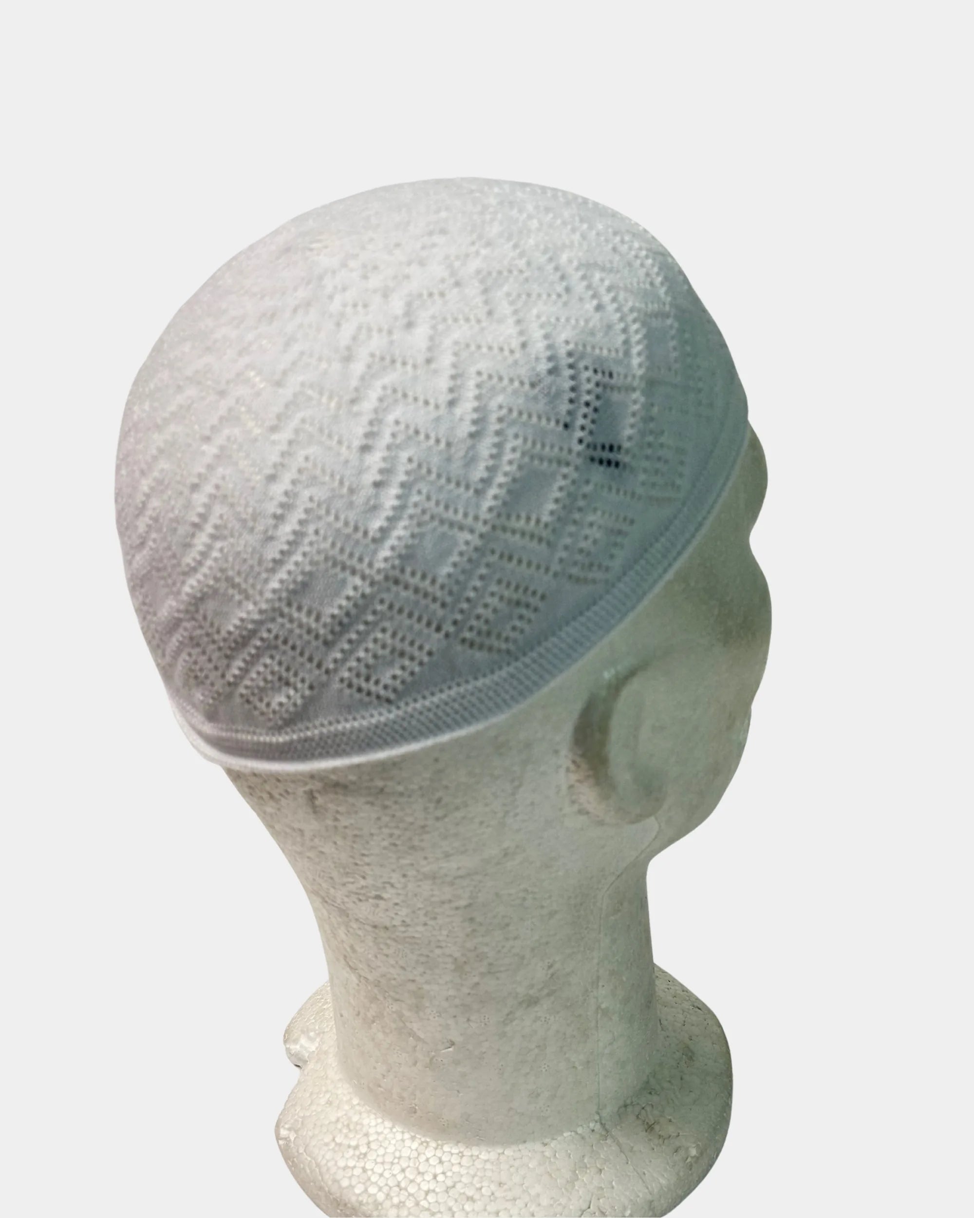 Chechia en coton blanc, portée, tissage ajouré losange