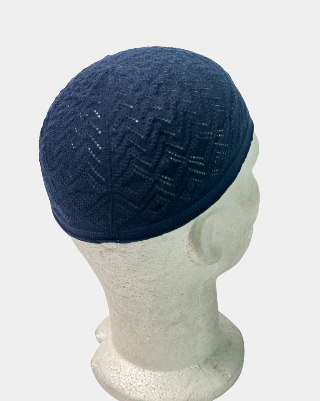 Chechia en coton bleu marine, portée, tissage ajouré losange