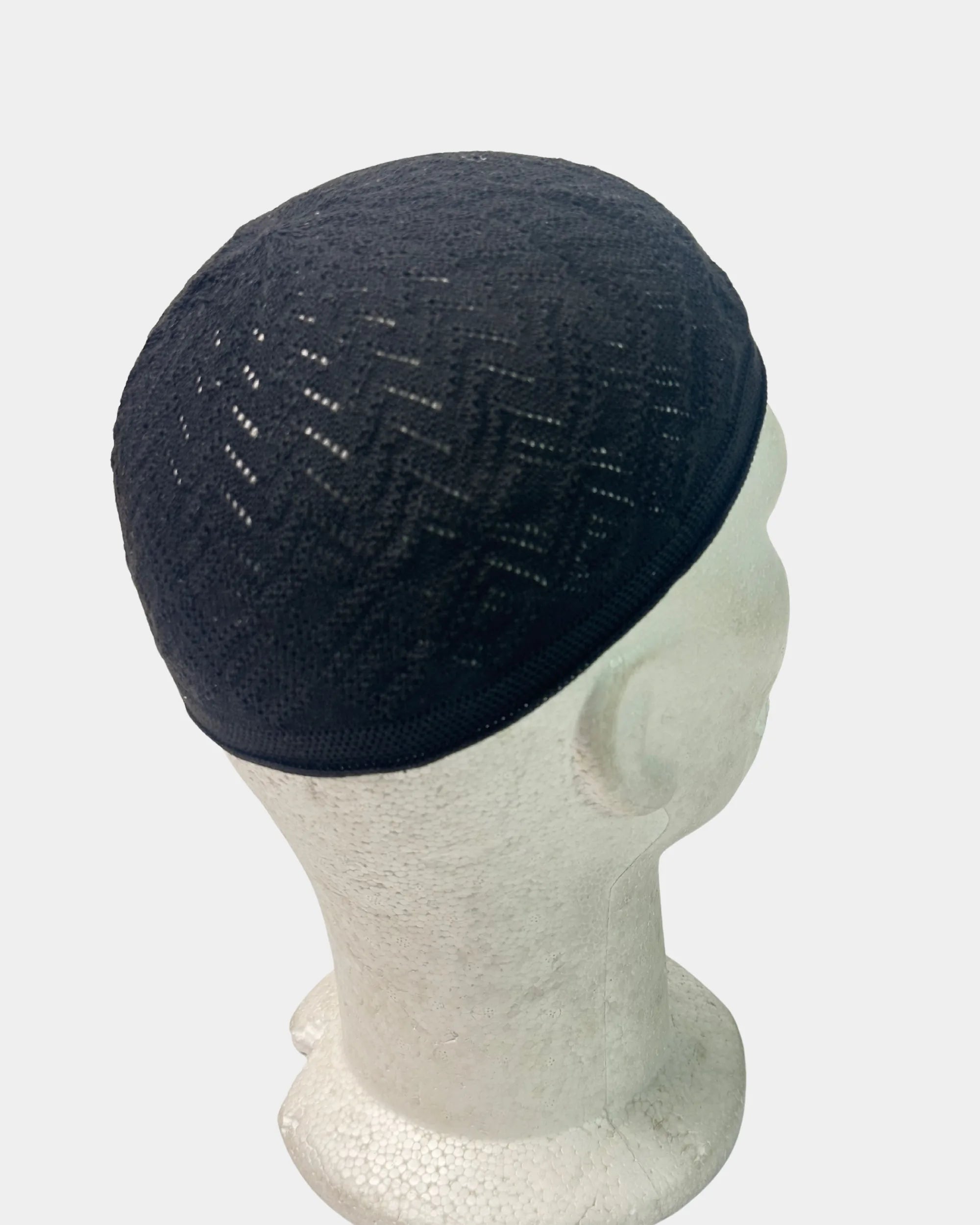 Chechia en coton noir, portée, tissage ajouré losange