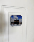 Coran Magnet design 01 Kaaba ciel nuageux, aimant coranique fixé sur une porte blanche