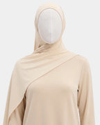 Hijab modal breathable beige porté de face, encadrant le visage, tissu doux et respirant
