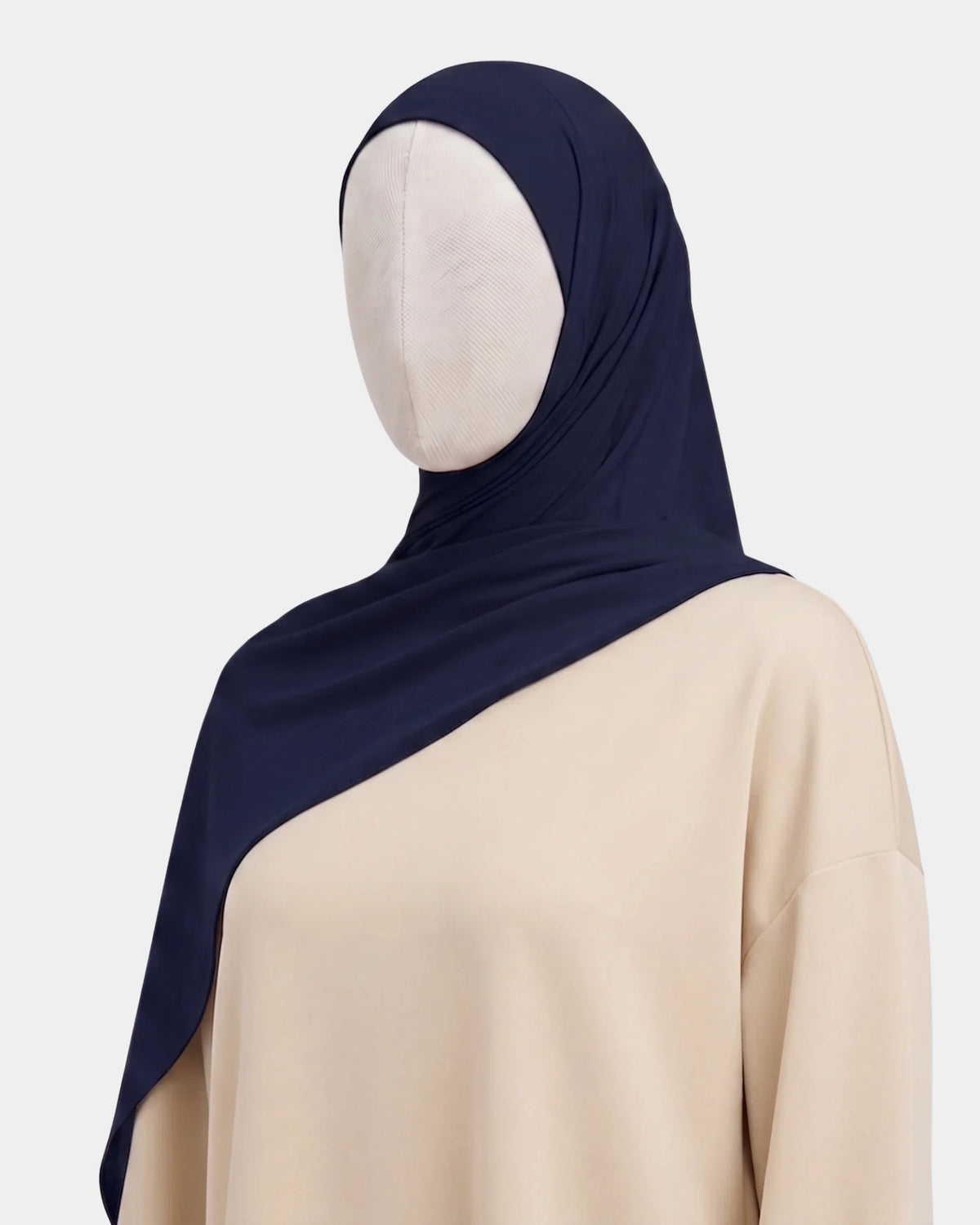 Hijab modal breathable bleu marine porté de profil, drapé fluide sur l'épaule, tissu doux et respirant
