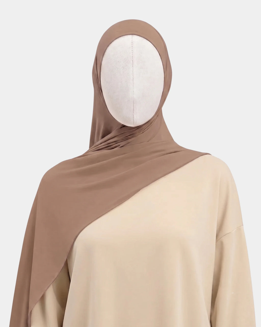 Hijab modal breathable camel porté de face, encadrant le visage, tissu doux et respirant
