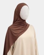 Hijab modal breathable gris porté de profil, drapé fluide sur l'épaule, tissu doux et respirant

