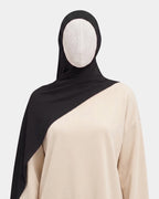 Hijab modal breathable noir porté de face, encadrant le visage, tissu doux et respirant
