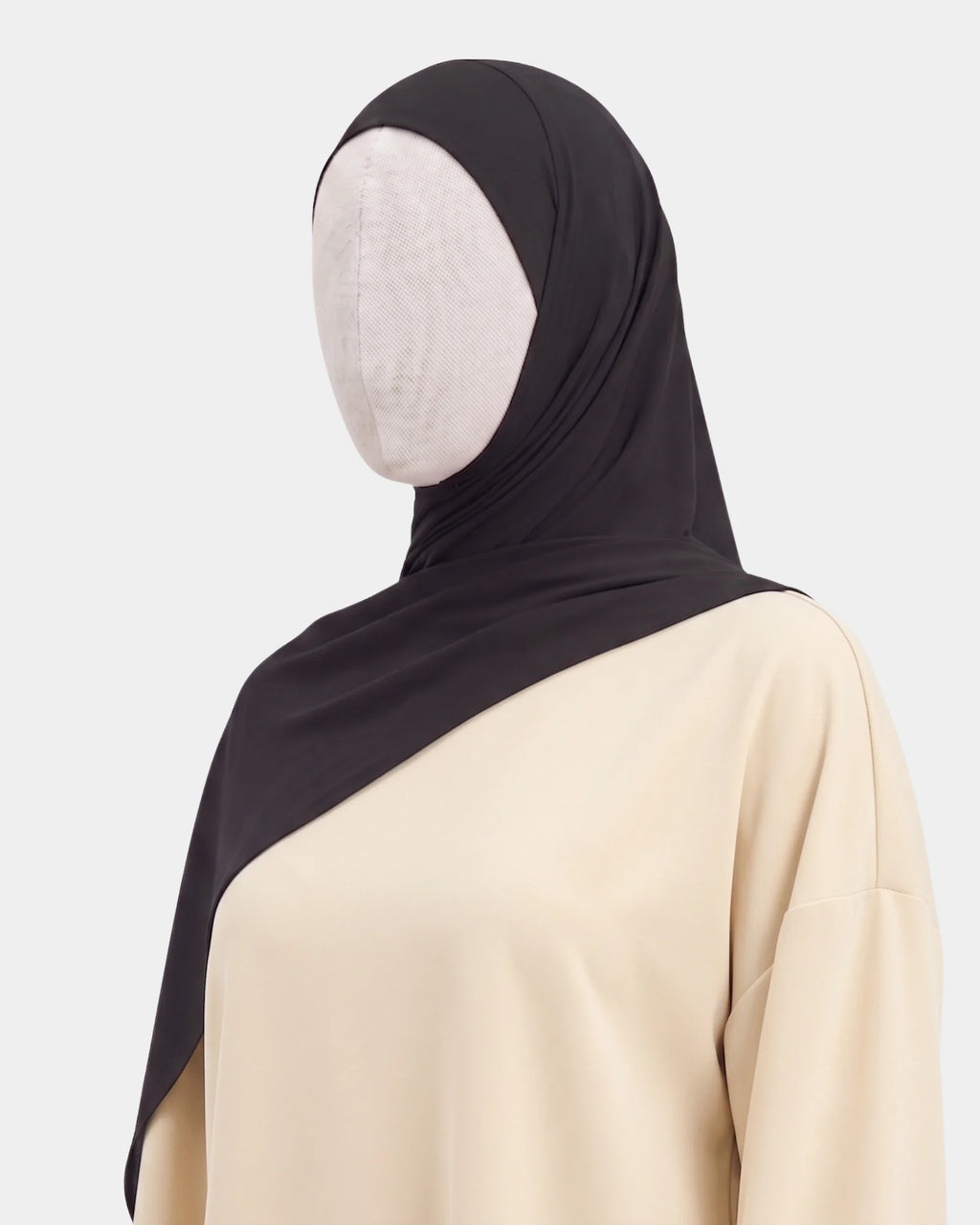 Hijab modal breathable noir porté de profil, drapé fluide sur l'épaule, tissu doux et respirant
