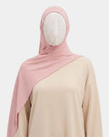 Hijab modal breathable rose poudré porté de face, encadrant le visage, tissu doux et respirant
