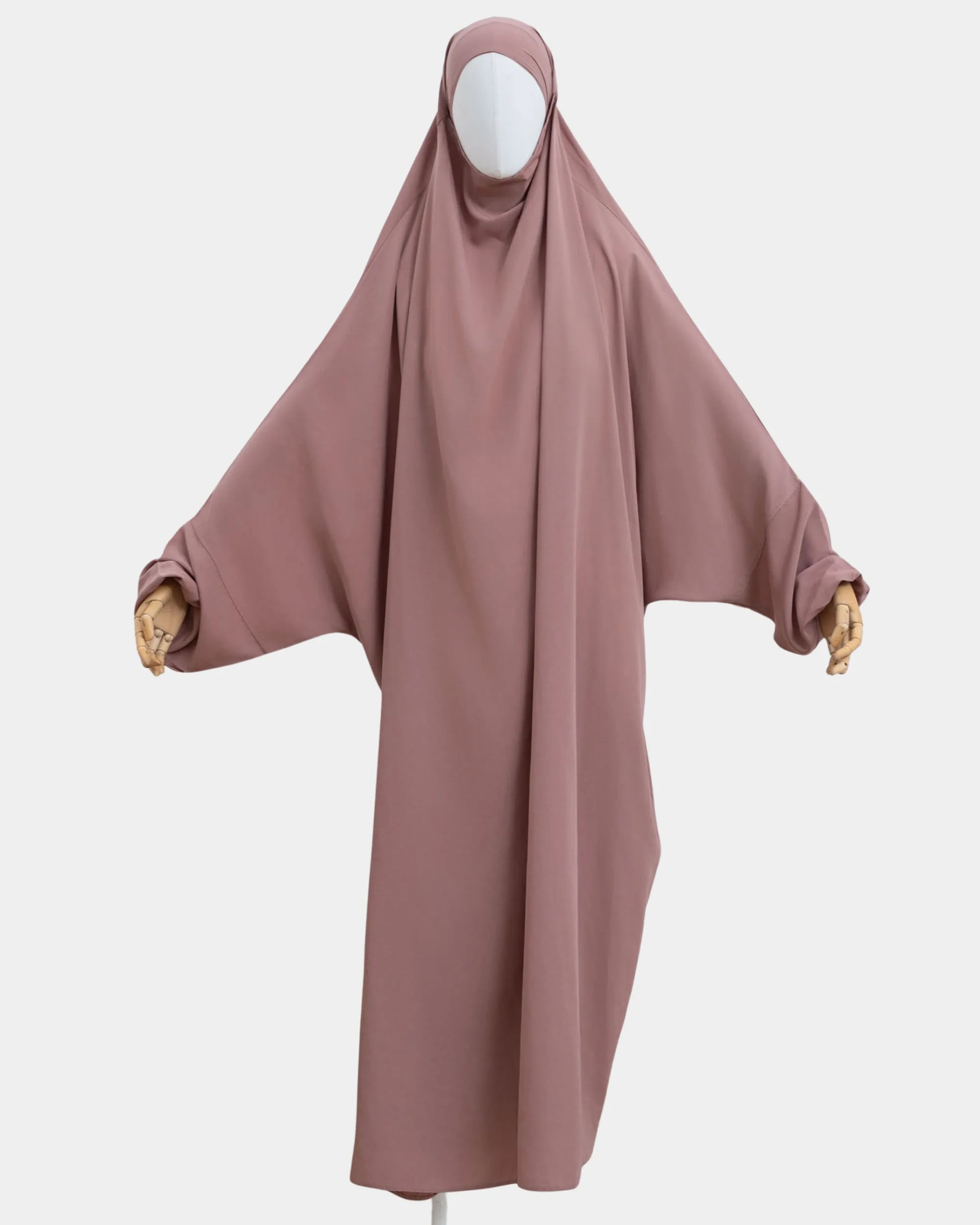Jilbab 1 pièce beige rosé porté sur mannequin, vue de face, tombé fluide jusqu'aux chevilles
