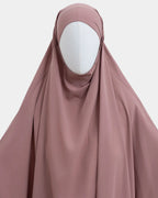 Capuche du jilbab beige rosé et drapé du tissu sur le buste