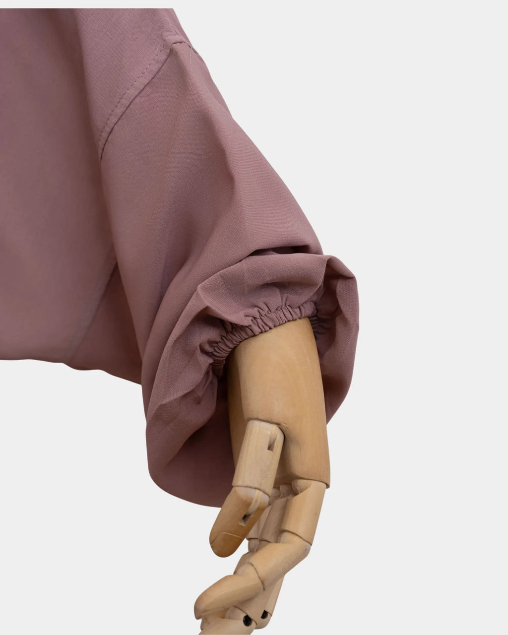 Manche du jilbab beige rosé avec poignet élastiqué qui maintient la manche en place