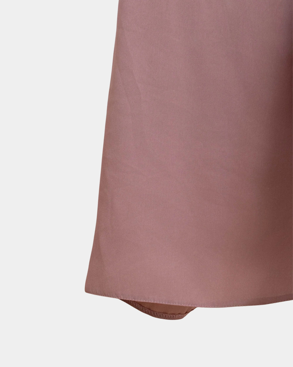 Bas du jilbab beige rosé, ourlet surpiqué et finition arrondie du tissu
