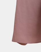 Bas du jilbab beige rosé, ourlet surpiqué et finition arrondie du tissu