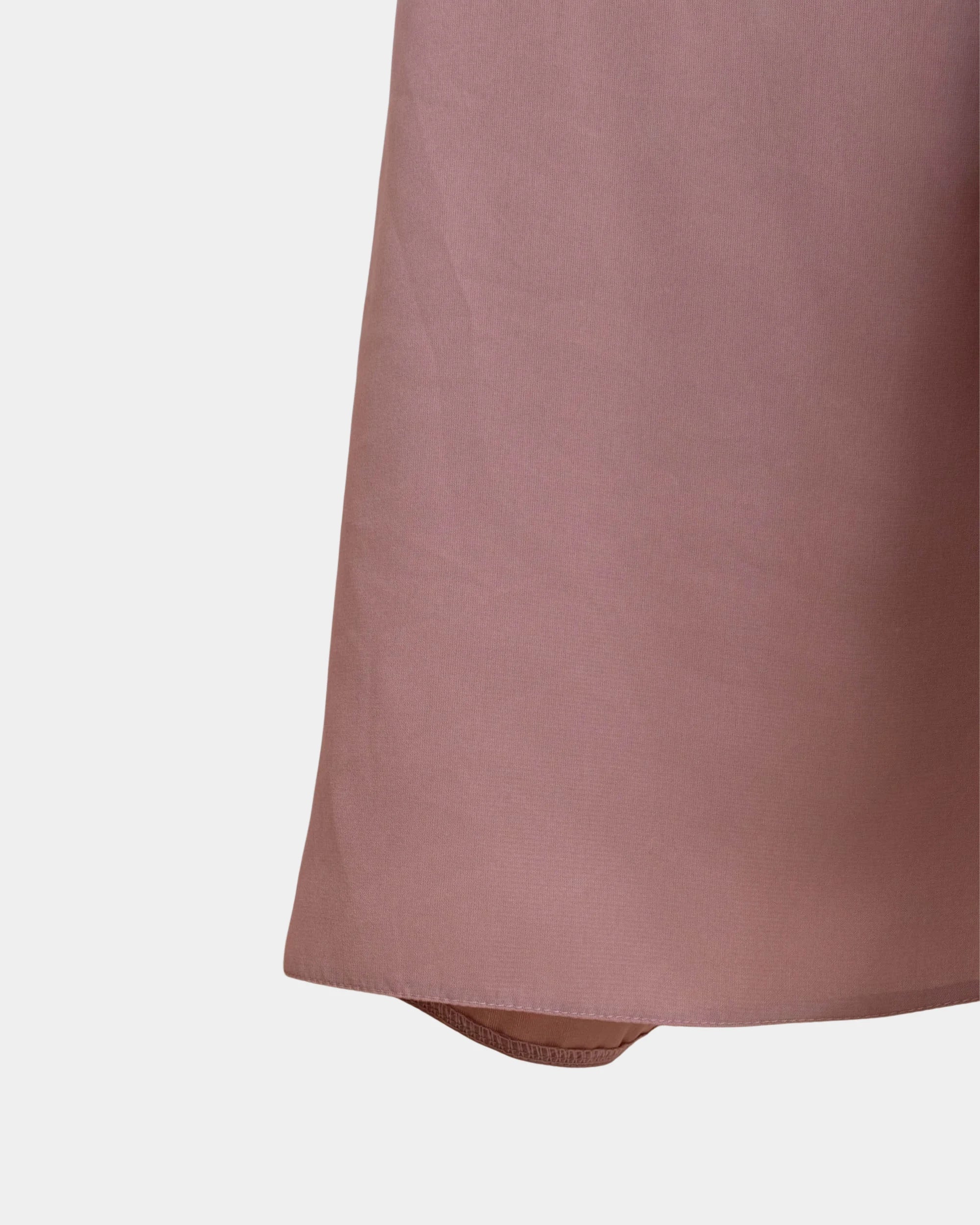 Bas du jilbab beige rosé, ourlet surpiqué et finition arrondie du tissu
