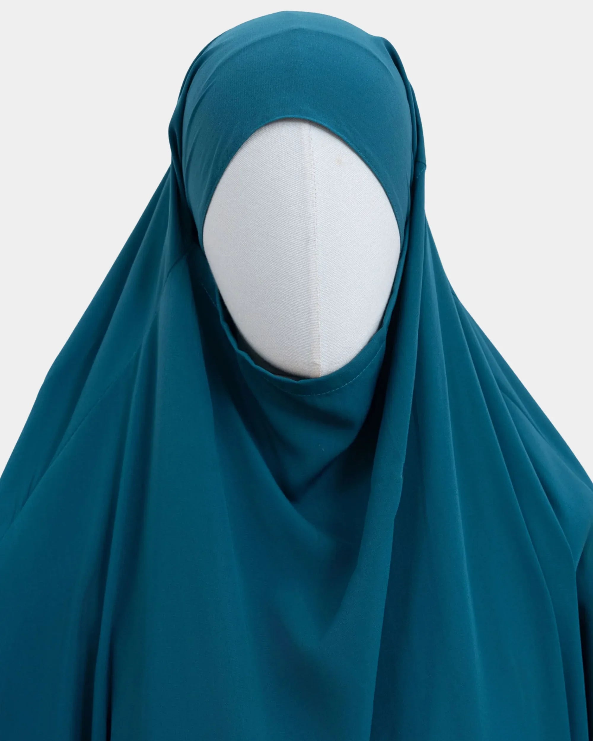 Capuche du jilbab bleu canard et drapé du tissu sur le buste