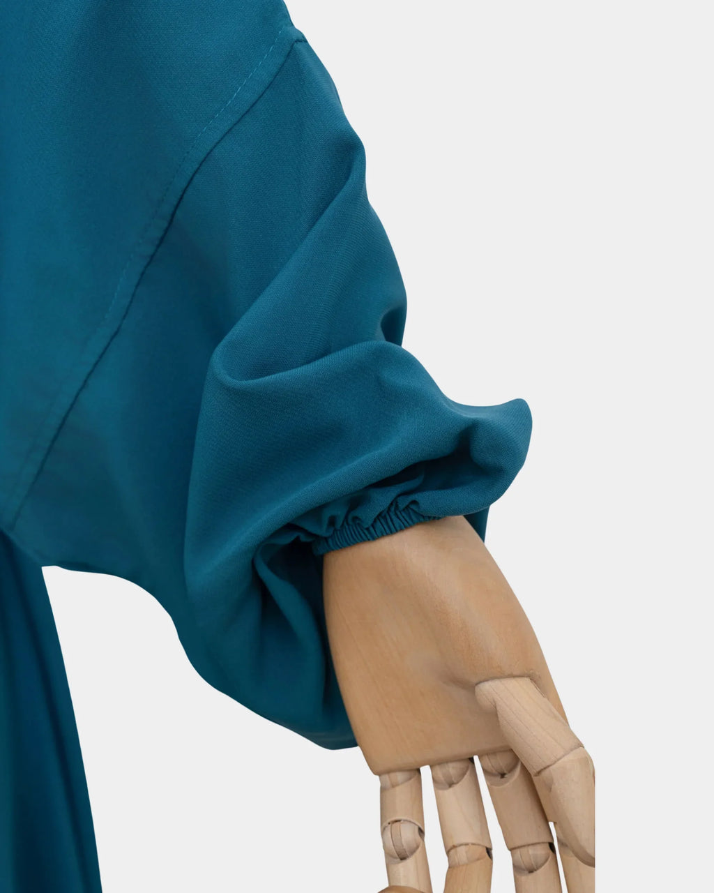 Manche du jilbab bleu canard avec poignet élastiqué qui maintient la manche en place
