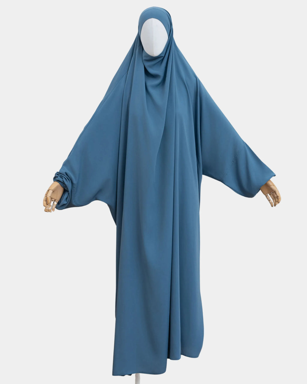Jilbab 1 pièce bleu jean porté sur mannequin, vue de face, tombé fluide jusqu'aux chevilles