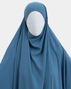 Capuche du jilbab bleu jean et drapé du tissu sur le buste