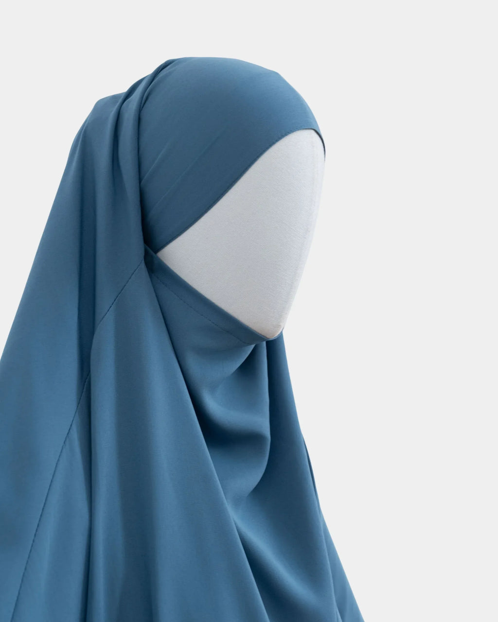 Jilbab 1 pièce bleu jean vu de profil, capuche couvrante et large tombé