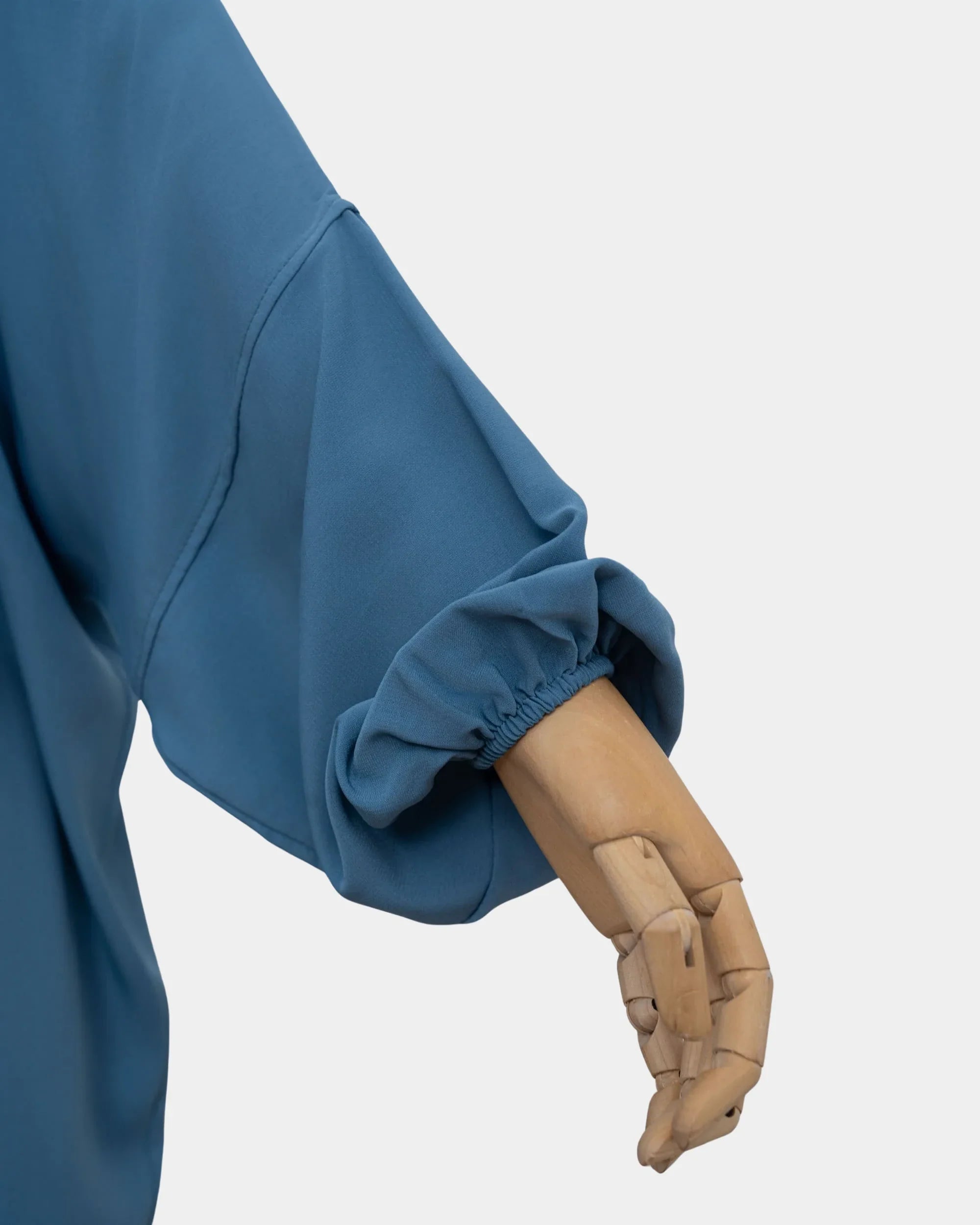 Manche du jilbab bleu jean avec poignet élastiqué qui maintient la manche en place