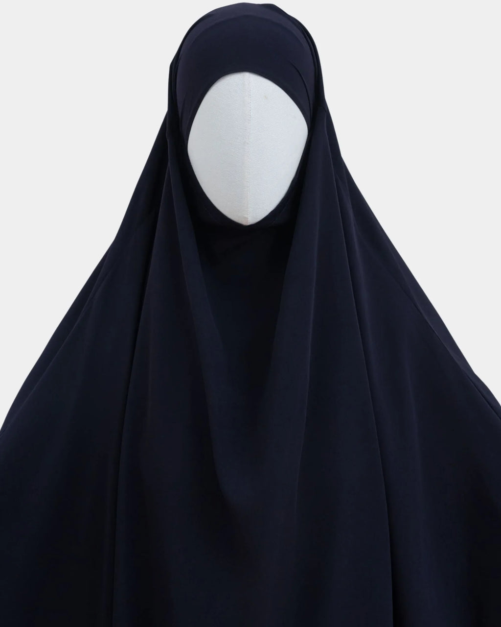 Capuche du jilbab bleu marine et drapé du tissu sur le buste