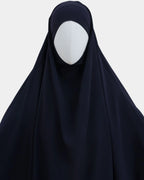 Capuche du jilbab bleu marine et drapé du tissu sur le buste
