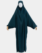 Jilbab 1 pièce bleu pétrole porté sur mannequin, vue de face, tombé fluide jusqu'aux chevilles