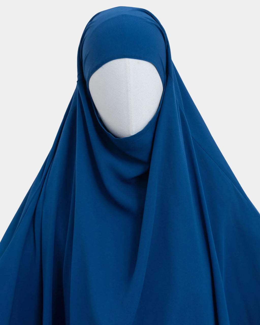 Capuche du jilbab bleu royal et drapé du tissu sur le buste