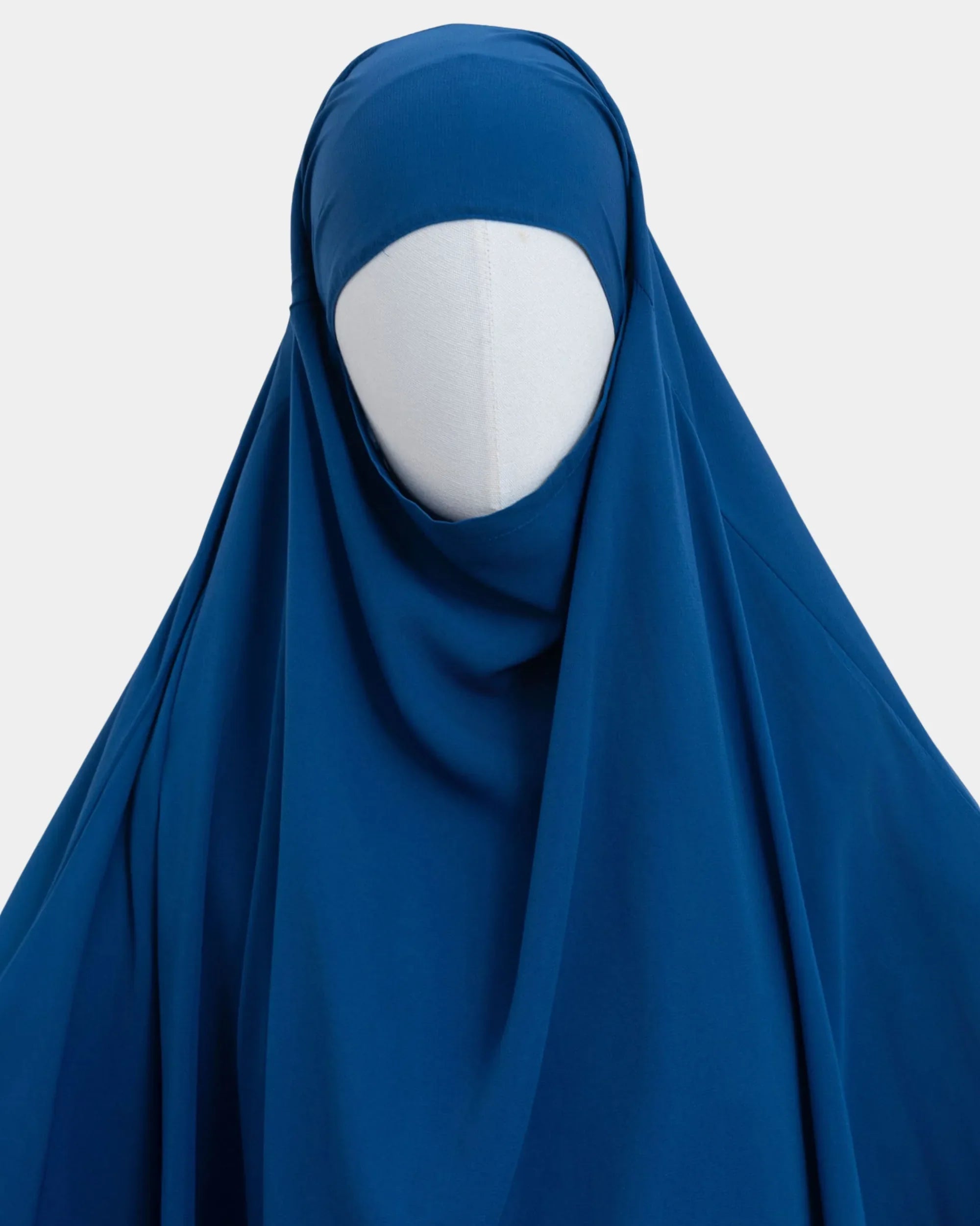 Capuche du jilbab bleu royal et drapé du tissu sur le buste