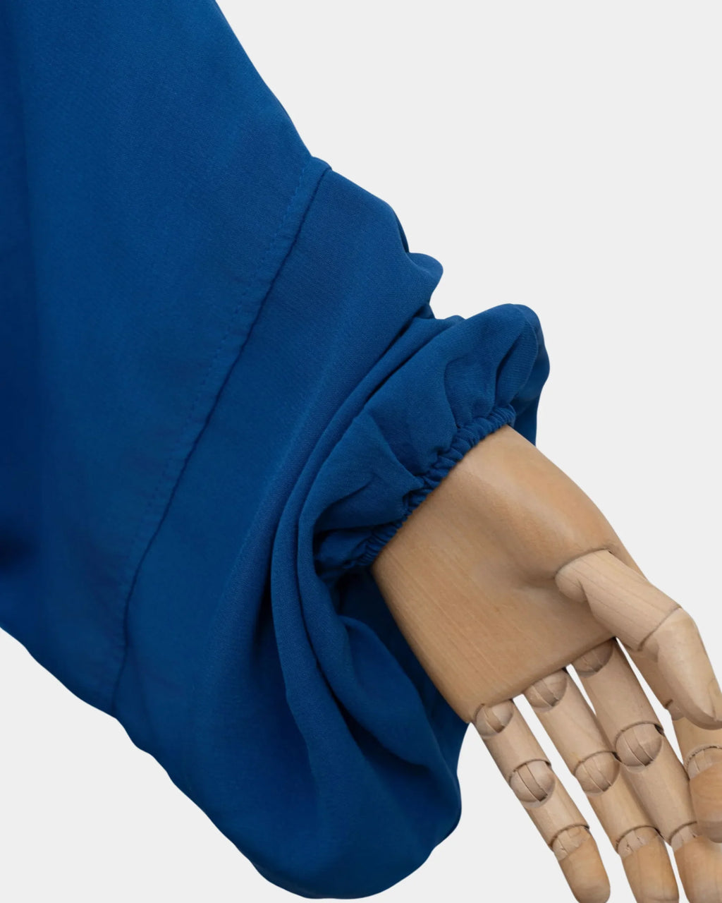 Manche du jilbab bleu royal avec poignet élastiqué qui maintient la manche en place