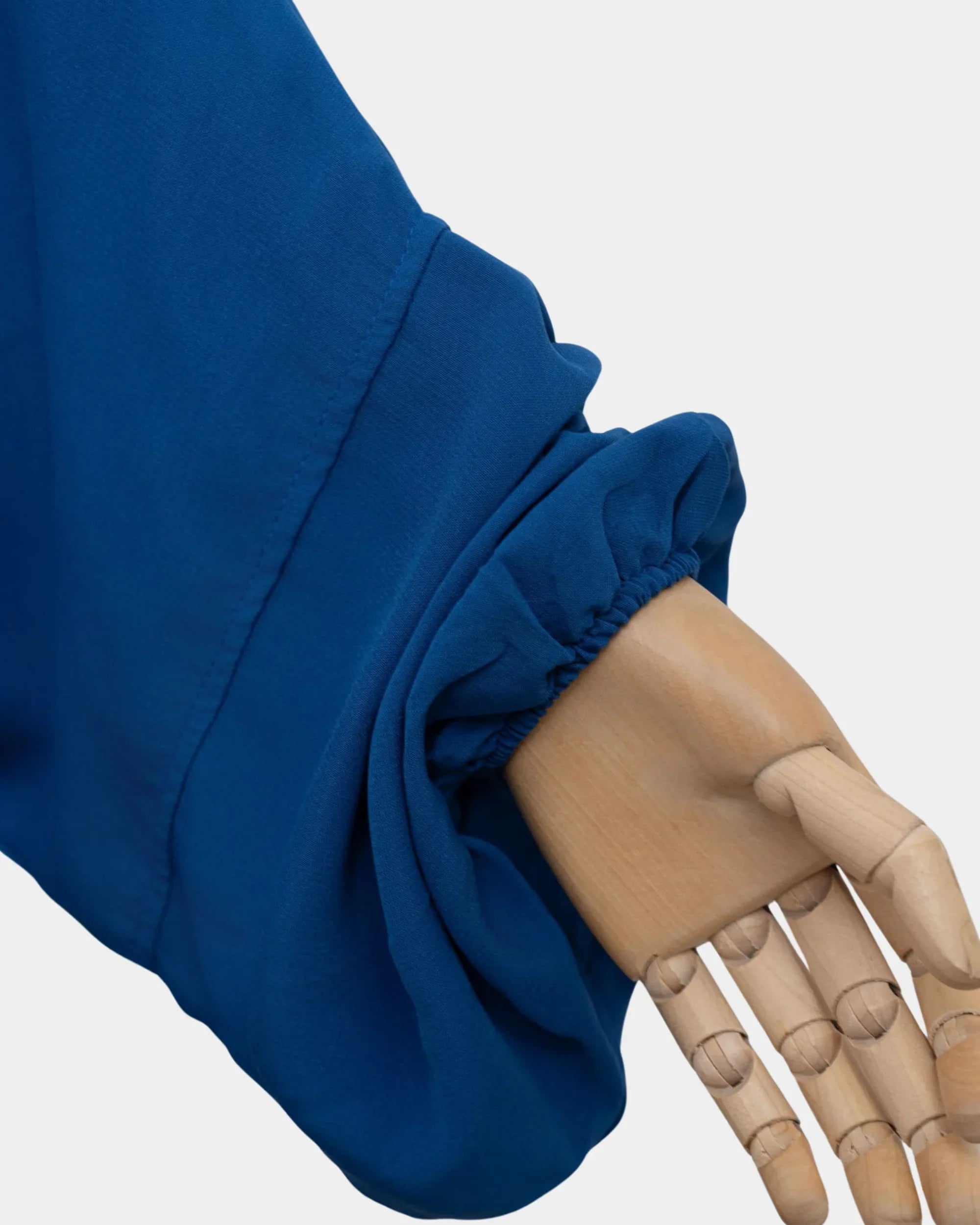 Manche du jilbab bleu royal avec poignet élastiqué qui maintient la manche en place