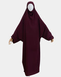 Jilbab 1 pièce bordeaux porté sur mannequin, vue de face, tombé fluide jusqu'aux chevilles