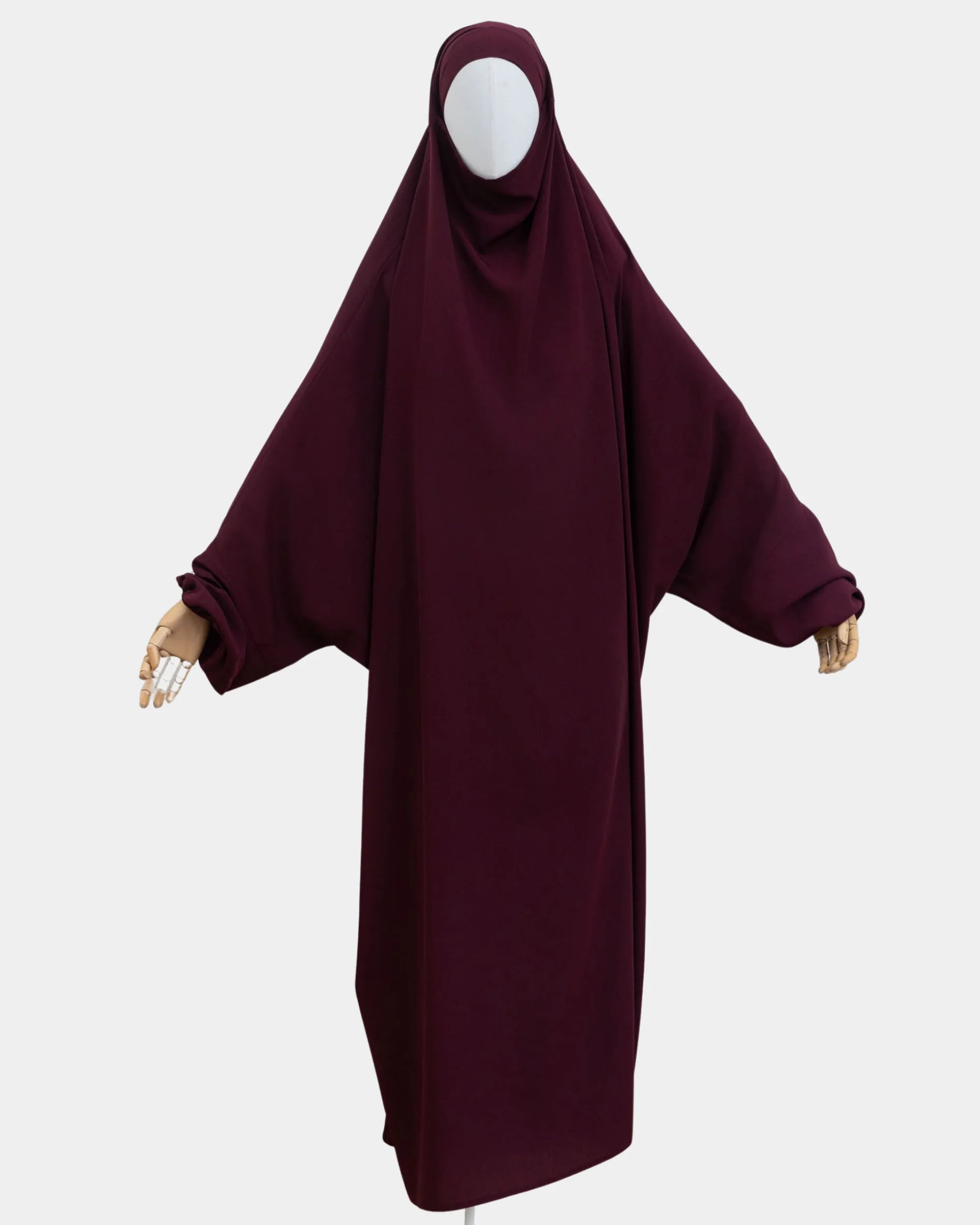 Jilbab 1 pièce bordeaux porté sur mannequin, vue de face, tombé fluide jusqu'aux chevilles