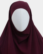 Capuche du jilbab bordeaux et drapé du tissu sur le buste
