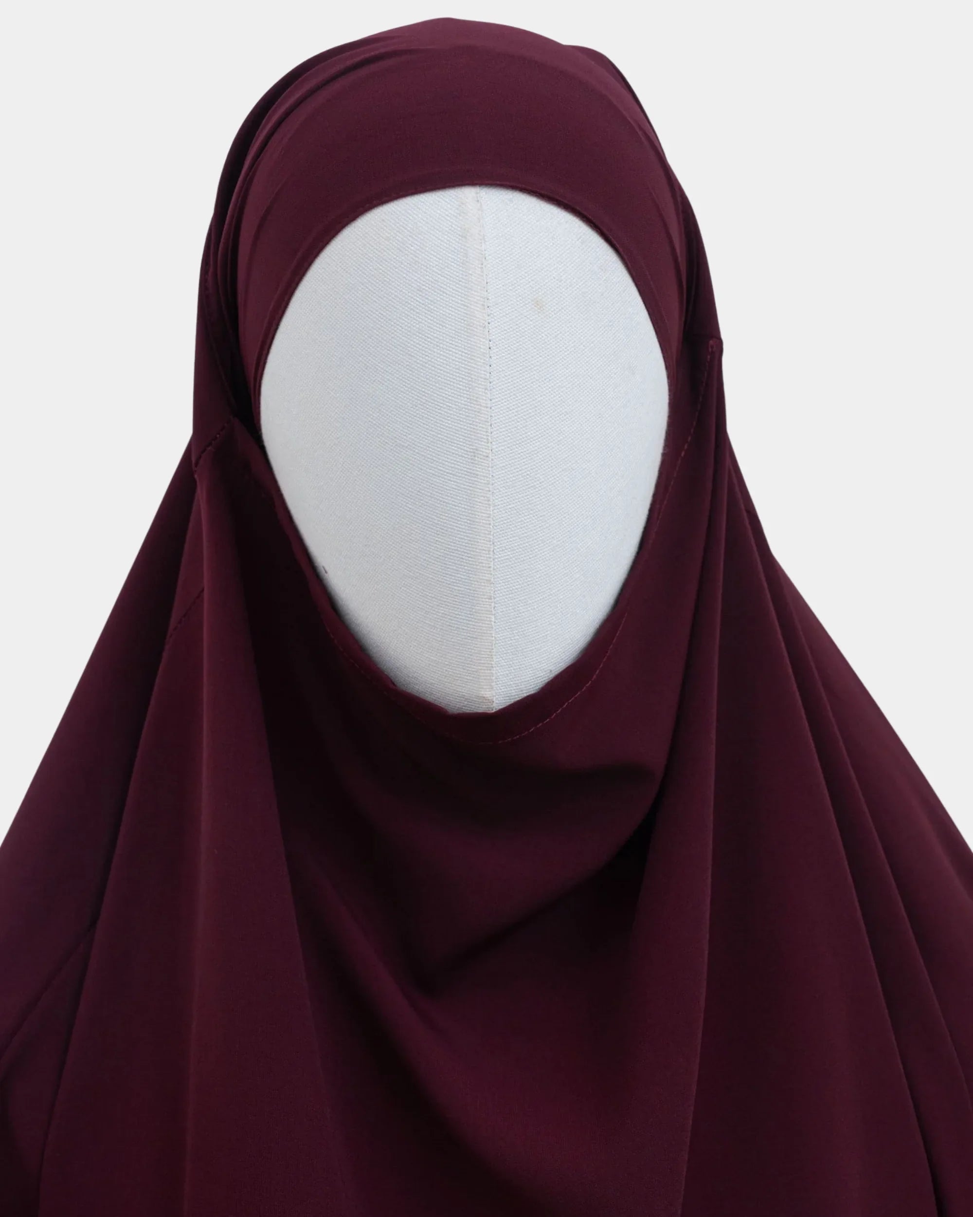 Capuche du jilbab bordeaux et drapé du tissu sur le buste