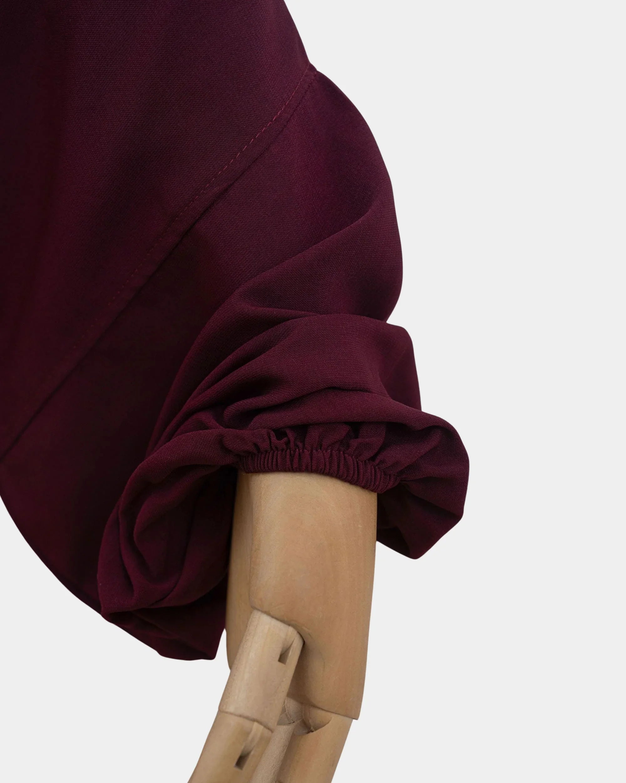 Manche du jilbab bordeaux avec poignet élastiqué qui maintient la manche en place
