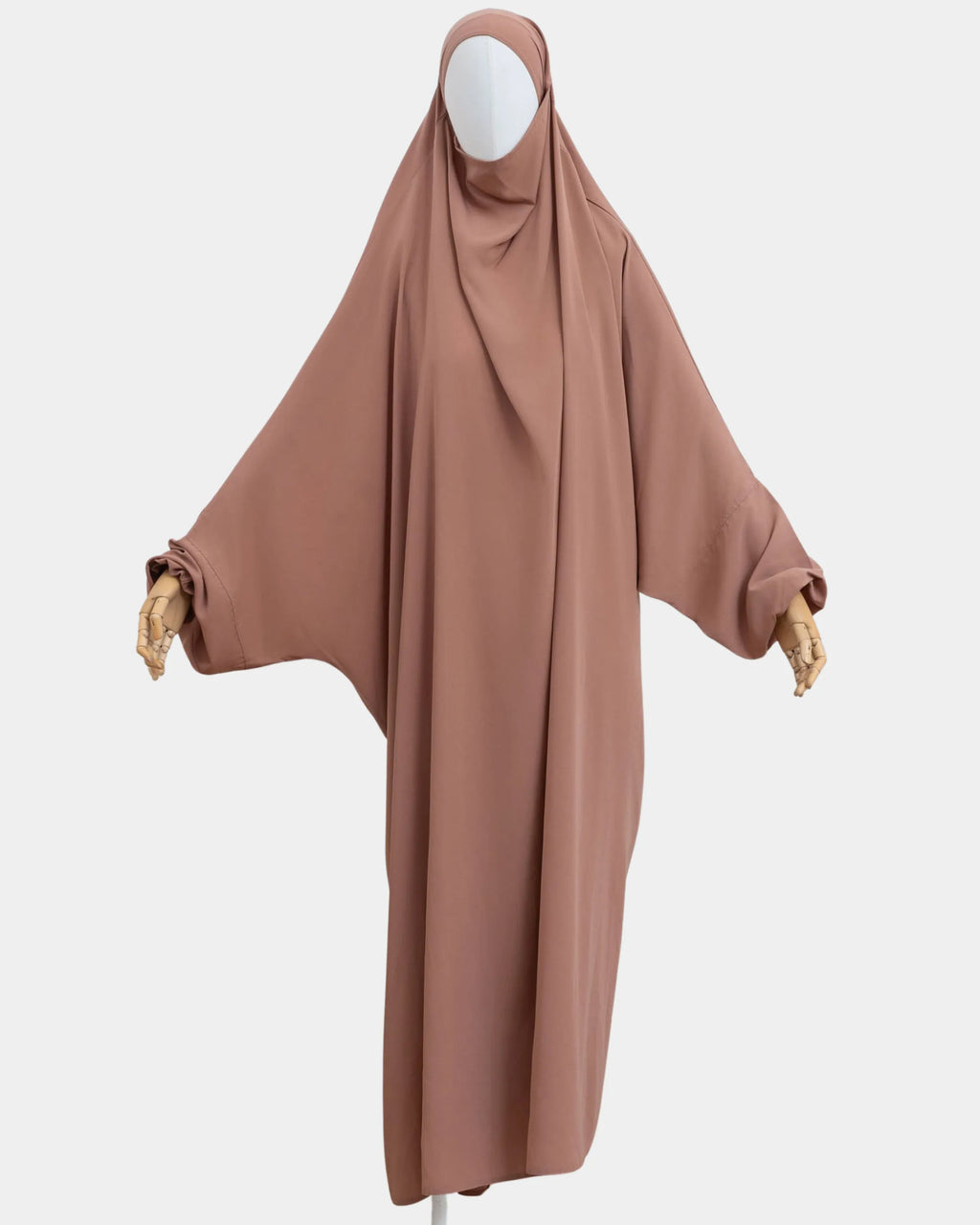 Jilbab 1 pièce camel porté sur mannequin, vue de face, tombé fluide jusqu'aux chevilles