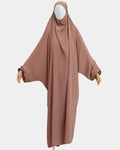 Jilbab 1 pièce camel porté sur mannequin, vue de face, tombé fluide jusqu'aux chevilles