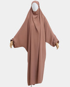 Jilbab 1 pièce camel porté sur mannequin, vue de face, tombé fluide jusqu'aux chevilles