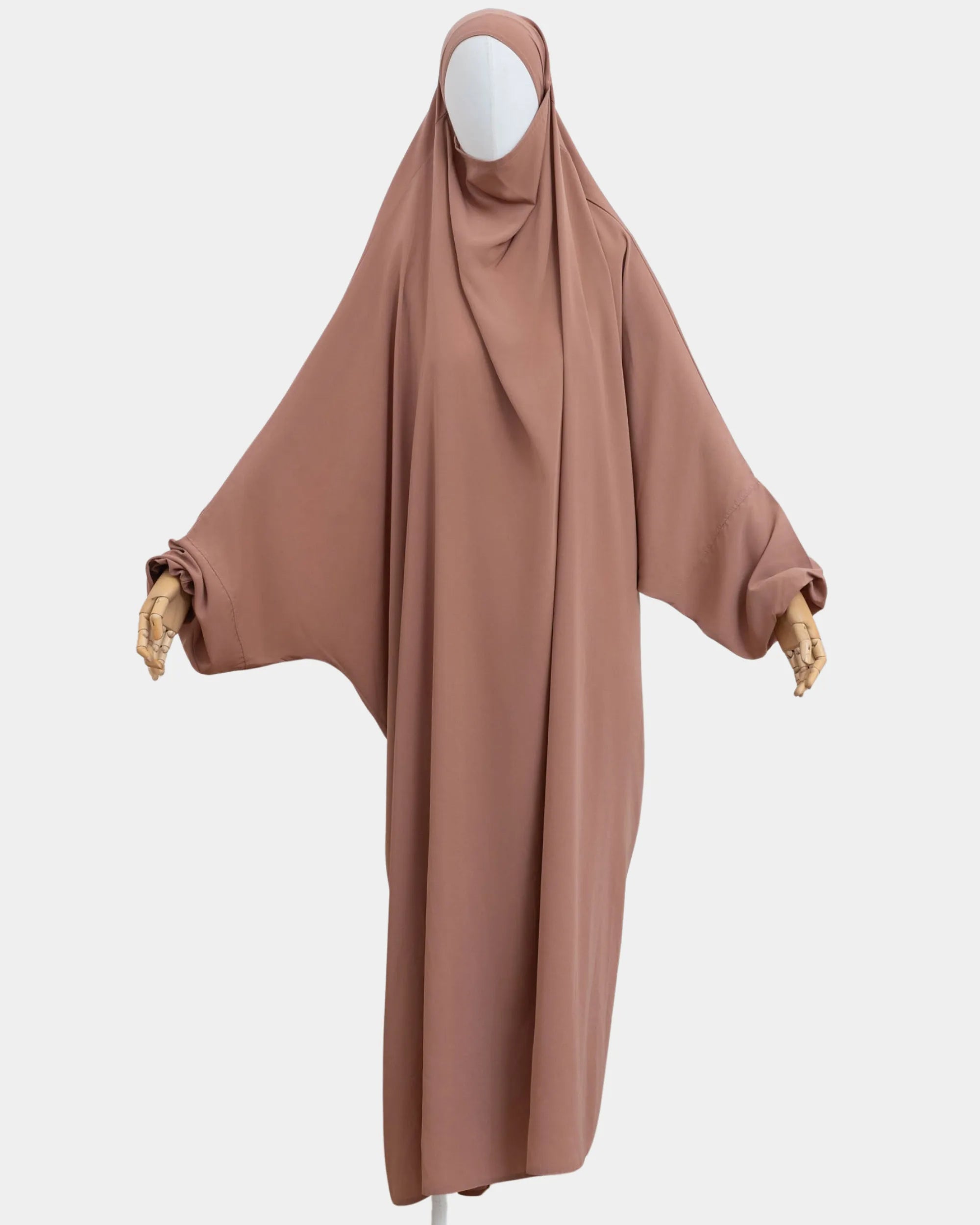 Jilbab 1 pièce camel porté sur mannequin, vue de face, tombé fluide jusqu'aux chevilles